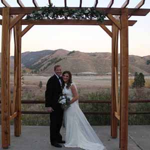 bride groom outdoor wedding alter